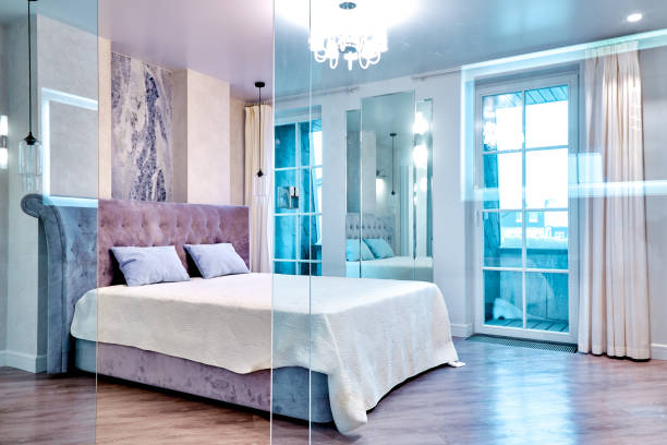 cama de casal confortável grande no quarto luxuoso elegante - luxary - fotografias e filmes do acervo