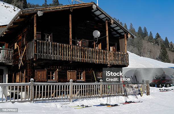 Photo libre de droit de Skis Debout À La Barrière Dun Chalet De Ski banque d'images et plus d'images libres de droit de Alpes européennes - Alpes européennes, Blanc, Bâtiment vu de l'extérieur