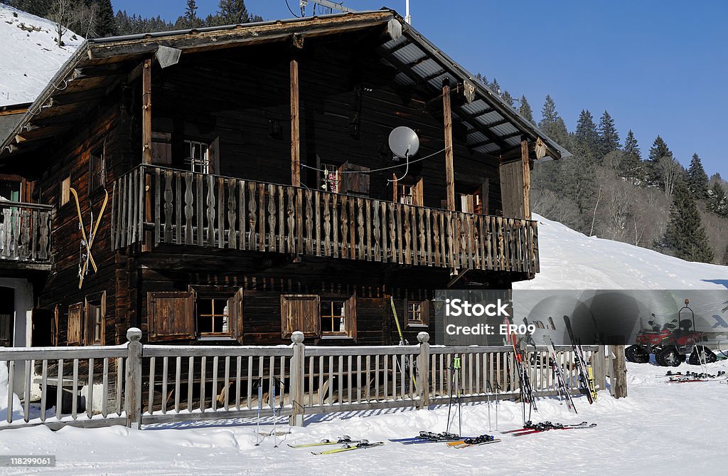 Лыжи, стоя на перилах a ski lodge - Стоковые фото Без людей роялти-фри