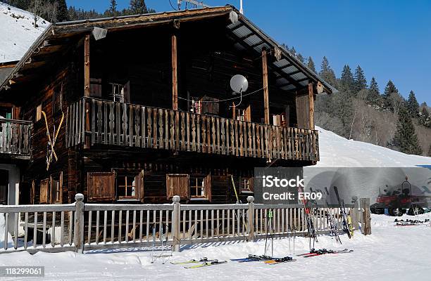 Лыжи Стоя На Перилах A Ski Lodge — стоковые фотографии и другие картинки Без людей - Без людей, Белый, Бревенчатый домик
