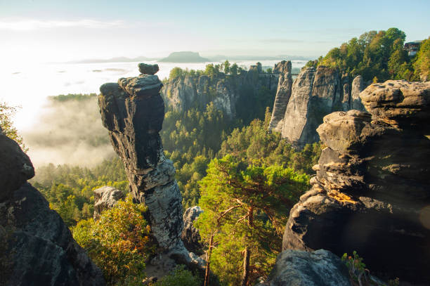 por la mañana sobre el wehlground, en el fondo el basteibridge. - basteifelsen fotografías e imágenes de stock