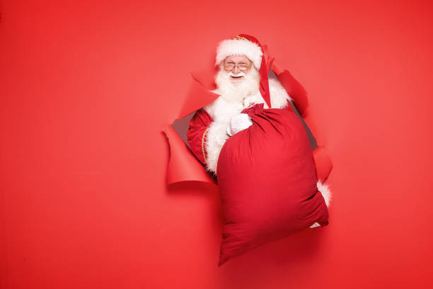 babbo natale con la grande scatola regalo. - santas sack foto e immagini stock