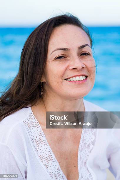 Donna Sulla Spiaggia - Fotografie stock e altre immagini di Abbigliamento casual - Abbigliamento casual, Acqua, Adulto