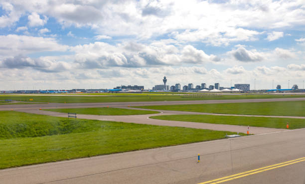 eine szene mit dem flughafen amsterdam schiphol, niederlande - amsterdam airport stock-fotos und bilder