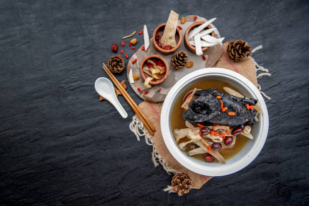 chino tradicional nutritivo saludable guiso, pollo de hueso negro guisado, sopa de pollo negro chino, esta sopa muy famosa entre la comida china y la comida asiática como una sopa saludable, alimentos como medicina. - soup chinese culture herbal medicine chinese medicine fotografías e imágenes de stock