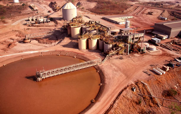 vista aérea de la presa de relaves y planta de procesamiento de una mina de oro - tailings fotografías e imágenes de stock