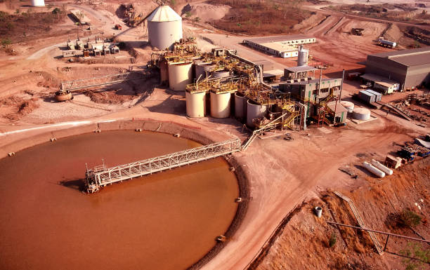 金鉱山のテーリングダムと加工工場の空中写真 - northern territory ストックフォトと画像