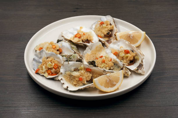 oysters isolated on wood background. - pacific oyster imagens e fotografias de stock