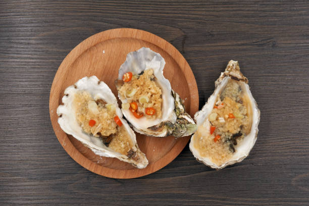 oysters isolated on wood background. - pacific oyster imagens e fotografias de stock