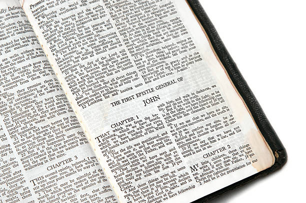 bible ouverte aux john epistle - james i photos et images de collection