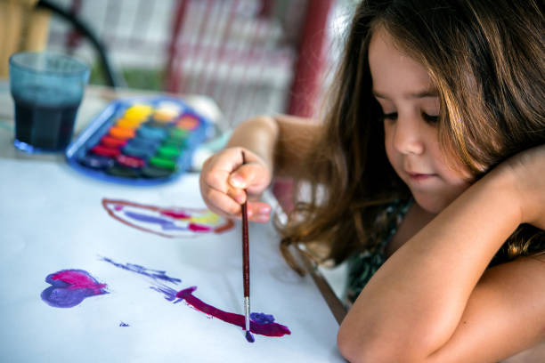 istock Little girl paiting 1183009608