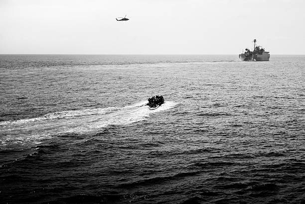 istock Black and white rendezvous at sea 118301000