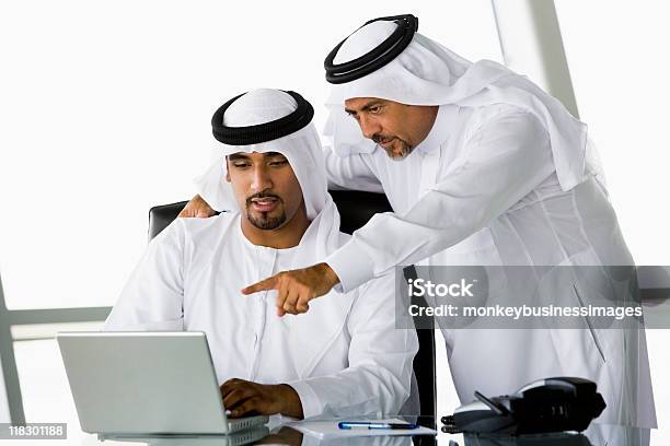 Nahen Osten Geschäftsleute Stockfoto und mehr Bilder von Arbeiten - Arbeiten, Büro, Vorderasiatische Abstammung