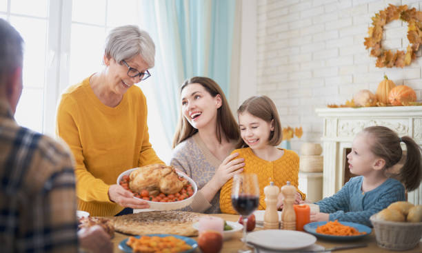 buon giorno del ringraziamento - thanksgiving feast day dinner party turkey foto e immagini stock