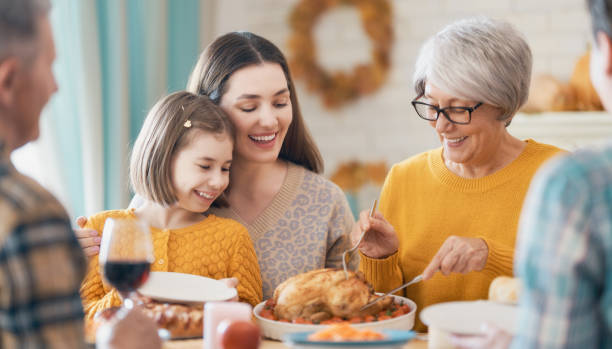 feliz día de acción de gracias - thanksgiving dinner party turkey feast day fotografías e imágenes de stock