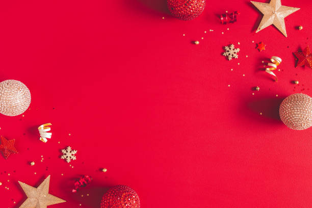 composición navideña. decoraciones doradas y rojas sobre fondo rojo. navidad, invierno, concepto de año nuevo. plano, vista superior, espacio de copia - diseño temas fotos fotografías e imágenes de stock