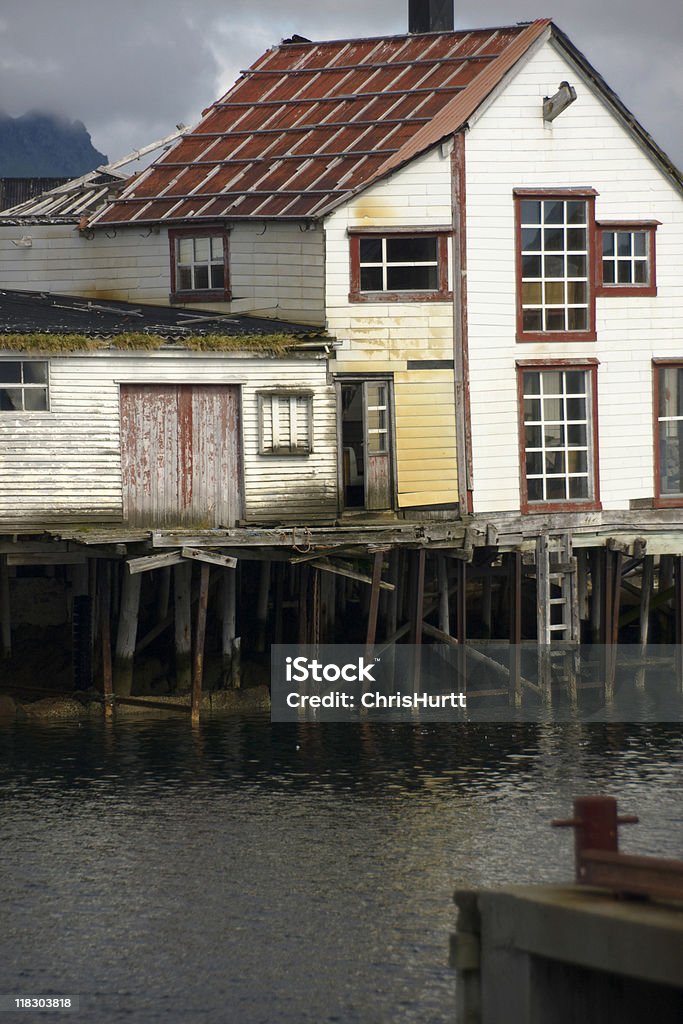 Vecchio edificio di pesca norvegese, Lofton, Norvegia - Foto stock royalty-free di Acqua