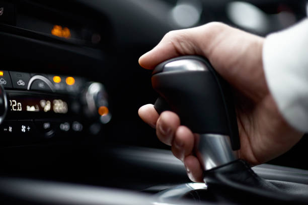 hombre cambiando de marcha, manipule de sujeción del coche moderno, vista de cerca - gearshift change gear car fotografías e imágenes de stock