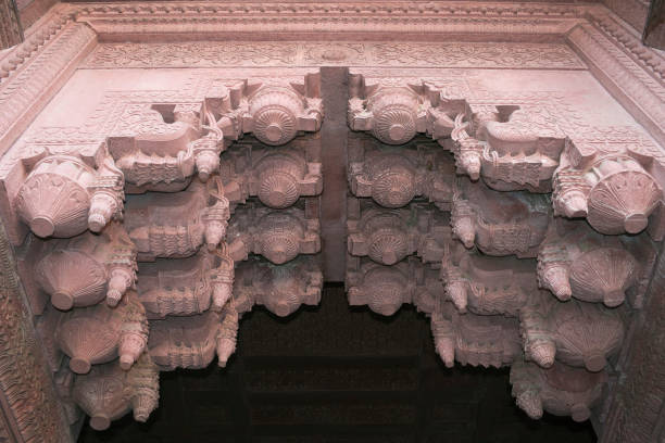 агра (красный) форт, агра, индия. - carving monument fort pradesh стоковые фото и изображения