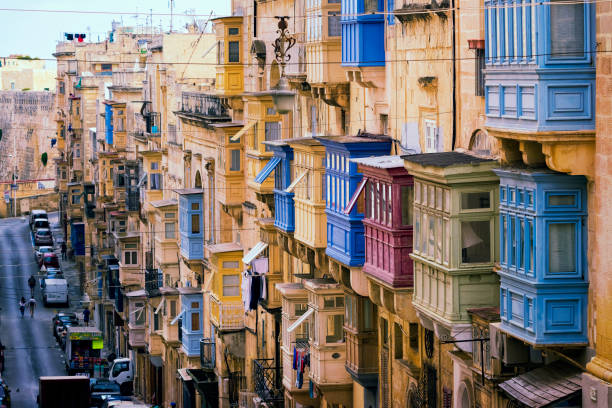 traditionelle geschlossene holzbalkone in der repubblika straße, valletta, malta, europa - inselrepublik malta stock-fotos und bilder