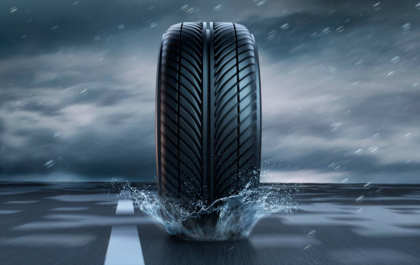 колесо автомобиля и шины - на открытом воздухе - wheel alloy alloy wheel tire стоковые фото и изображения