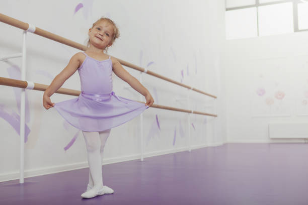 entzückende kleine ballerina trainieren in der tanzschule - adolescence beautiful lifestyles studio stock-fotos und bilder