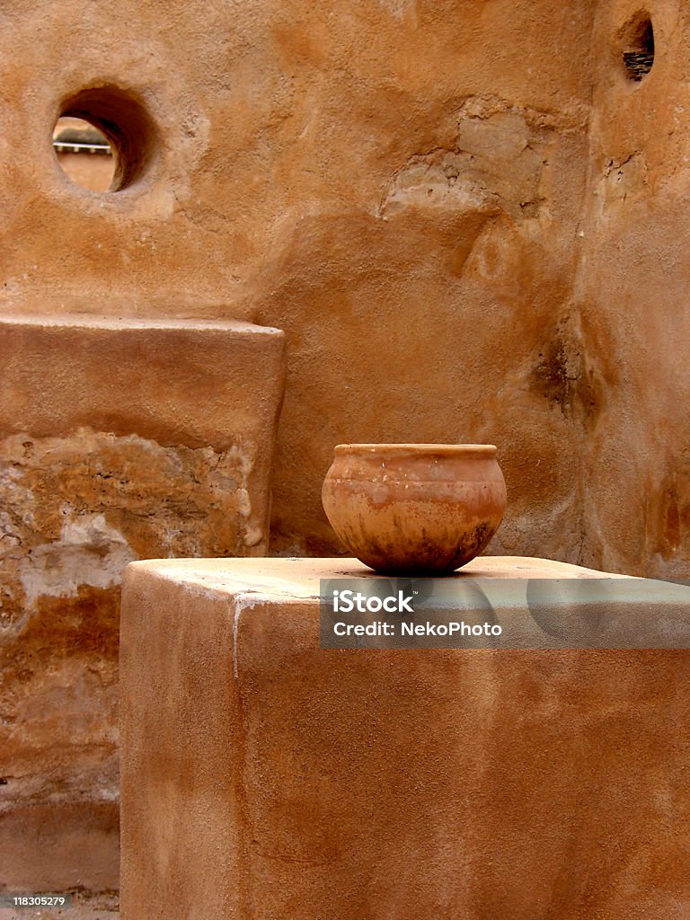 Estuque Edifício com Tigela de barro na pedra pedestal missão de Tumacacori - Royalty-free Adobe Foto de stock
