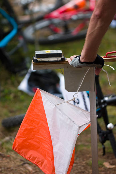 オリエンテーリング制御 - orienteering multisport control bicycle ストックフォトと画像
