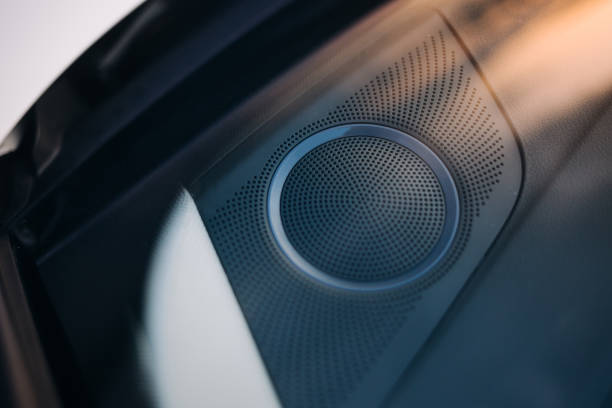 okrągłe głośniki w nowoczesnym panelu samochodowym z odbiciem zachodu słońca - speaker grille audio zdjęcia i obrazy z banku zdjęć