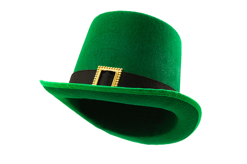 Meme de día de San Patricio y 17 de marzo concepto con una imagen de múltiples ángulos de un sombrero de desfile verde con un cinturón y hebilla aislados sobre fondo blanco con un camino de clip cortado photo
