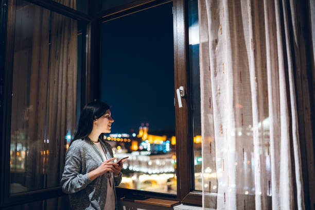 istock Chatting and looking cityscape 1183055119