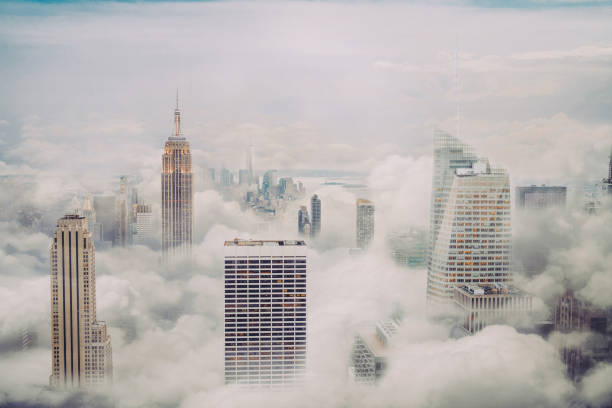 horizonte de la ciudad de nueva york con nubes - tiempo atmosférico fotos fotografías e imágenes de stock