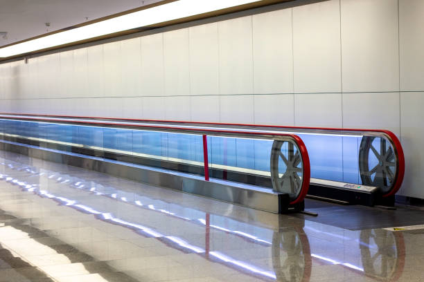 escalera sin salida horizontal en movimiento (travelator/sidewalk) en el aeropuerto internacional ternimal - cinta mecánica fotografías e imágenes de stock