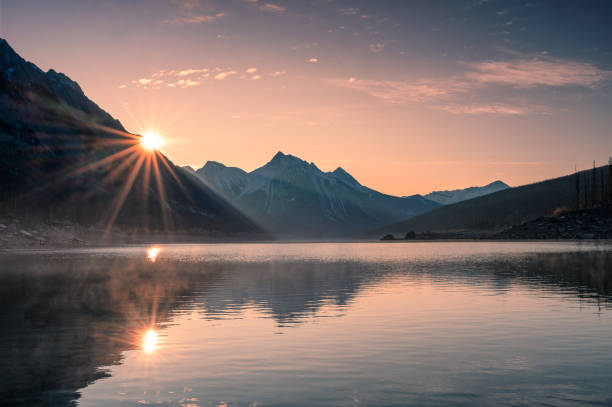 alba in montagna con nebbioso nel lago medicine a jasper - lago maligne foto e immagini stock