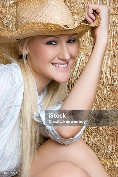 Foto de Loira Bela Cowgirl e mais fotos de stock de Aba de chapéu - Aba de chapéu, Adolescente, Adolescência