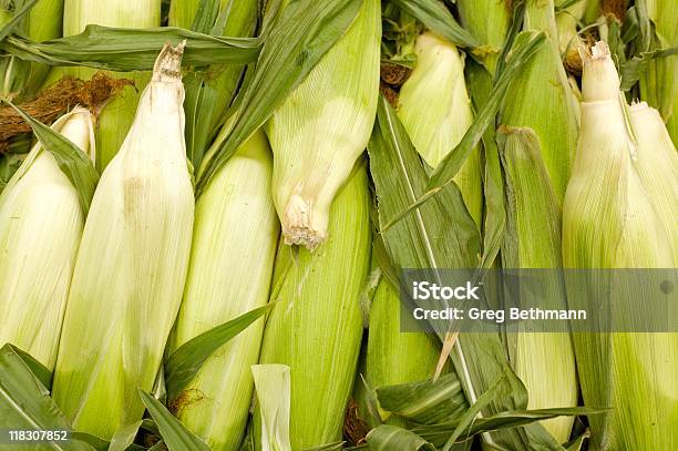 Orelhas De Milho Vertical - Fotografias de stock e mais imagens de Alimentação Saudável - Alimentação Saudável, Cor verde, Cru