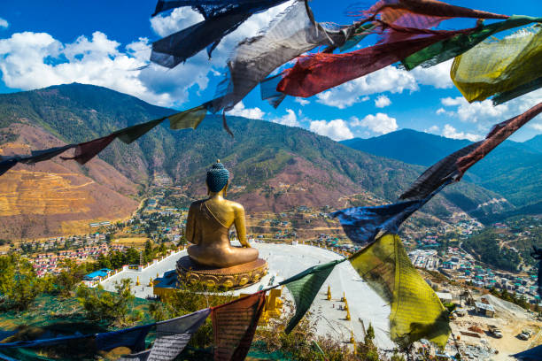 estátua dourada de buddha em butão - bhutan - fotografias e filmes do acervo