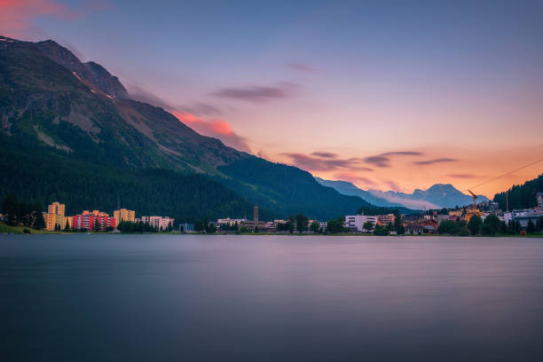 puesta de sol sobre st. moritz con lago y alpes suizos en suiza - st moritz engadine landscape village fotografías e imágenes de stock