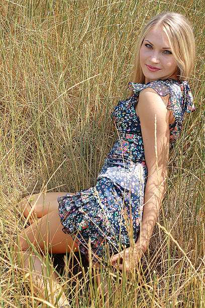 istock portrait girl near wheat 118308403