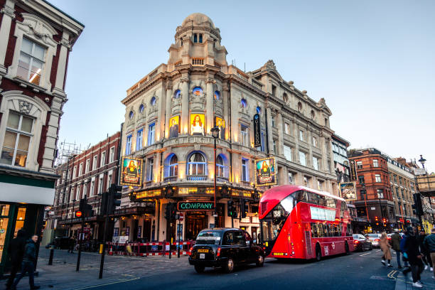 ロンドン ウエストエンド - bus taxi london england double decker bus ストックフォトと画像