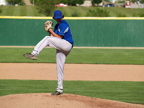 high school baseball - pitcher di baseball foto e immagini stock