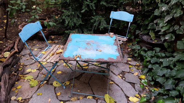 Rusty table and chairs in the garden.