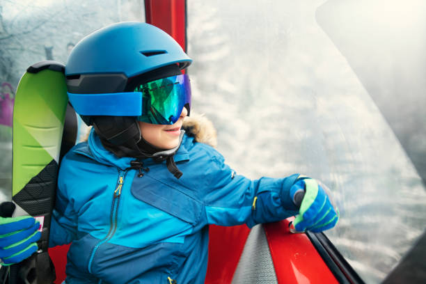 esquiador de niño en telecabina - skiing snow skiing helmet fun fotografías e imágenes de stock