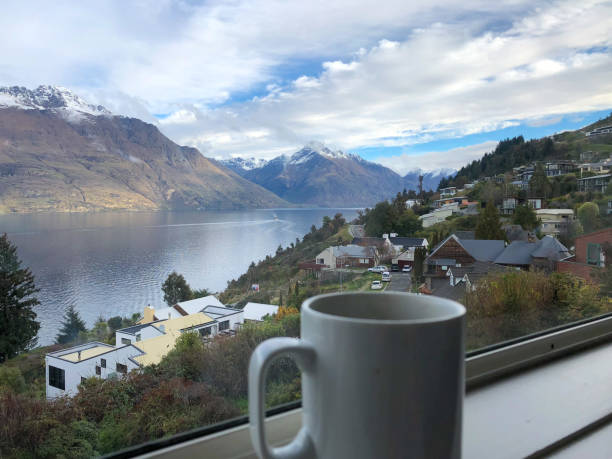 kaffeebecher mit blick auf den lake wakatipu queenstown - many glacier hotel stock-fotos und bilder