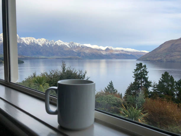 kaffeebecher mit blick auf den lake wakatipu queenstown - many glacier hotel stock-fotos und bilder