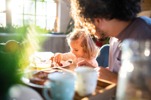 delektując się zdrowym śniadaniem z tatą - child food fruit childhood zdjęcia i obrazy z banku zdjęć