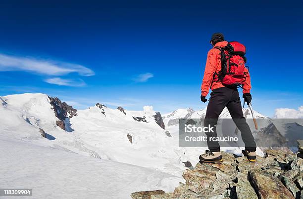 Elevata Altitudine Escursioni - Fotografie stock e altre immagini di Alpinismo - Alpinismo, Rosso, Vista posteriore