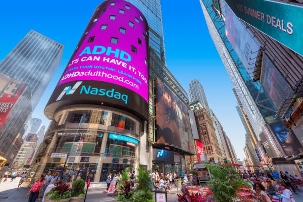 bourse de nasdaq à broadway près de time square, manhattan - new york city finance manhattan famous place photos et images de collection