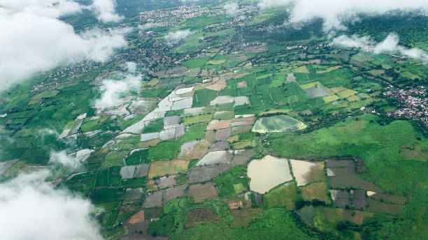 widok z lotu ptaka na scenę pozamiejska - non rural scene zdjęcia i obrazy z banku zdjęć