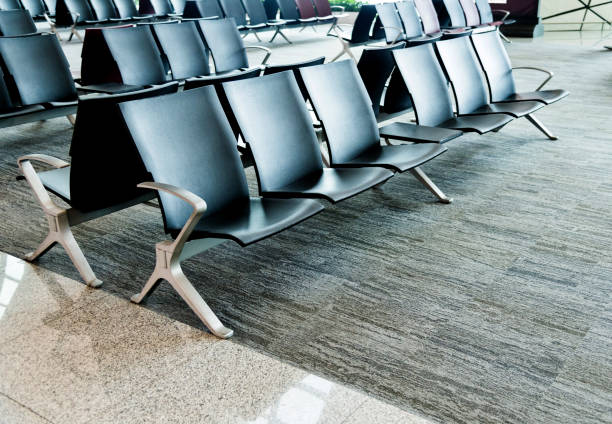 benches at the waiting area - airport waiting room waiting airport lounge imagens e fotografias de stock